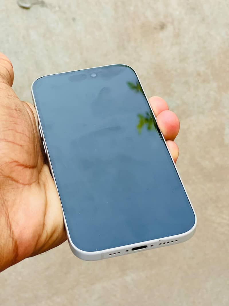 Apple iPhone 16 2