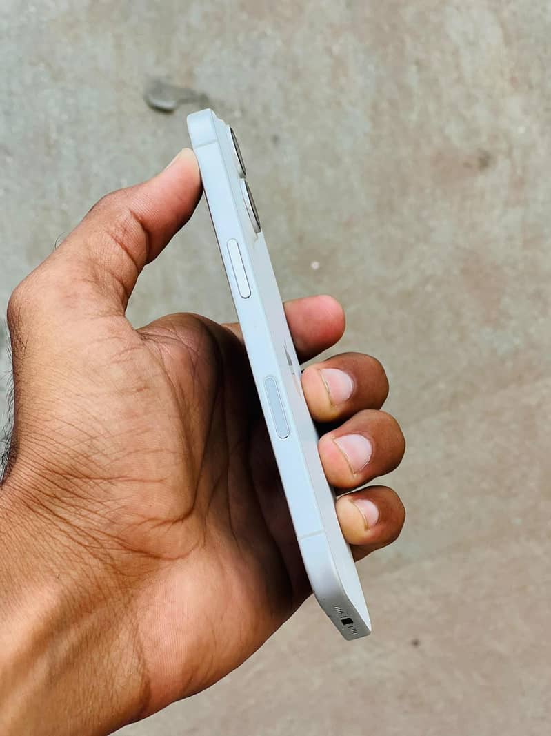 Apple iPhone 16 3
