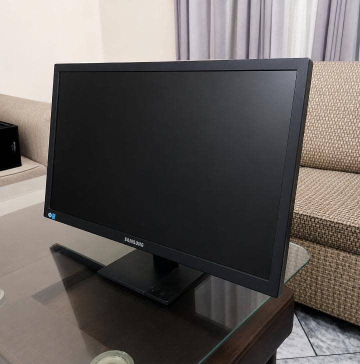 GAMING computer setup with all accessories 03709016583 5