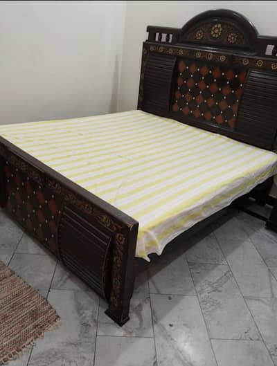 king-size double bed and dressing tables wooden Mai