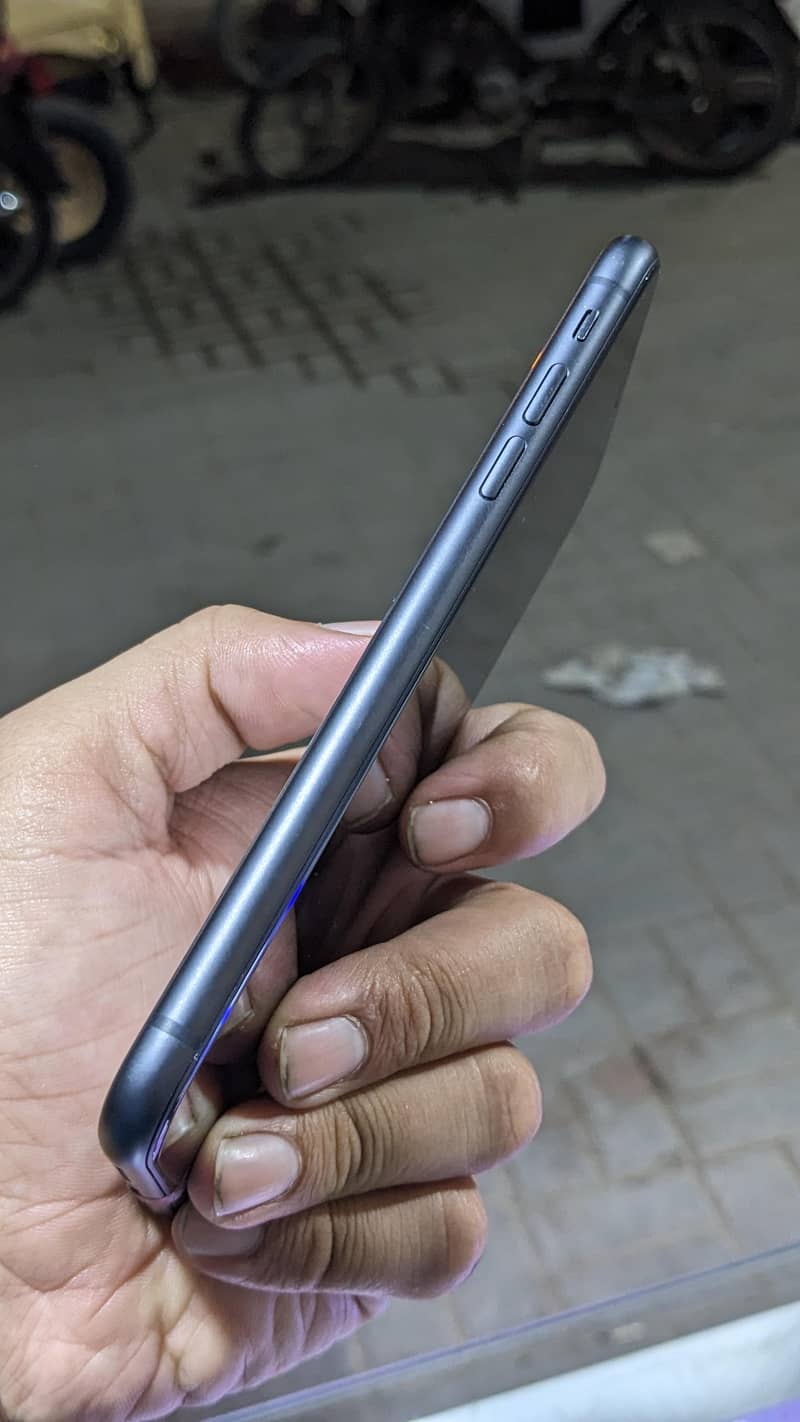 Apple iPhone 11 4