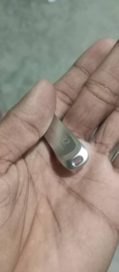 URGENT SALE: SanDisk 32GB USB 3.1 Metal Body (Brand New)