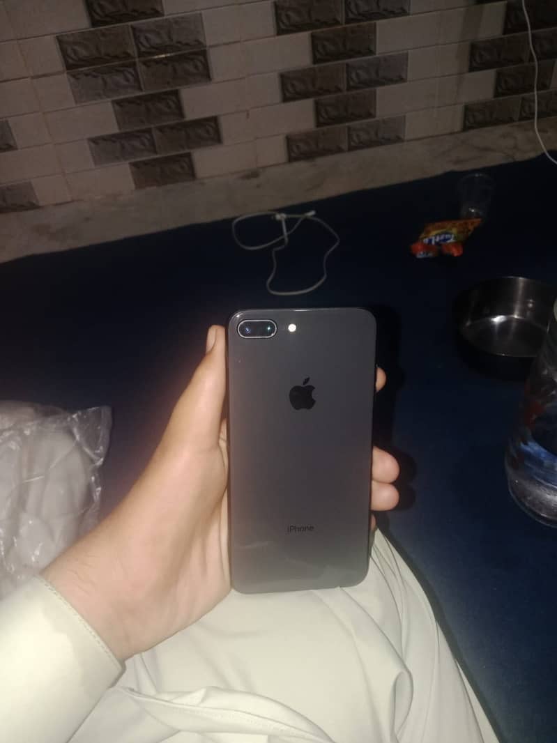 Apple iPhone 8 Plus 1
