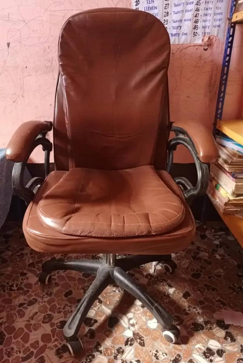 آفس یا سٹڈی کے لیے آرام دہ براؤن لیدر چیئر برائے فروخت 0