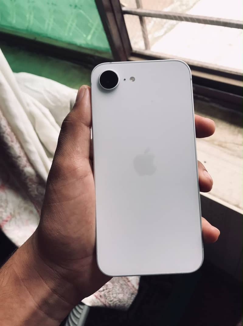 iPhone 16 E 0