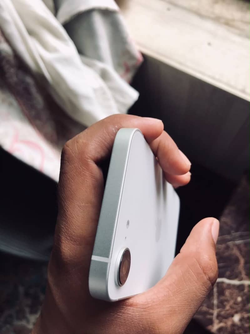 iPhone 16 E 3