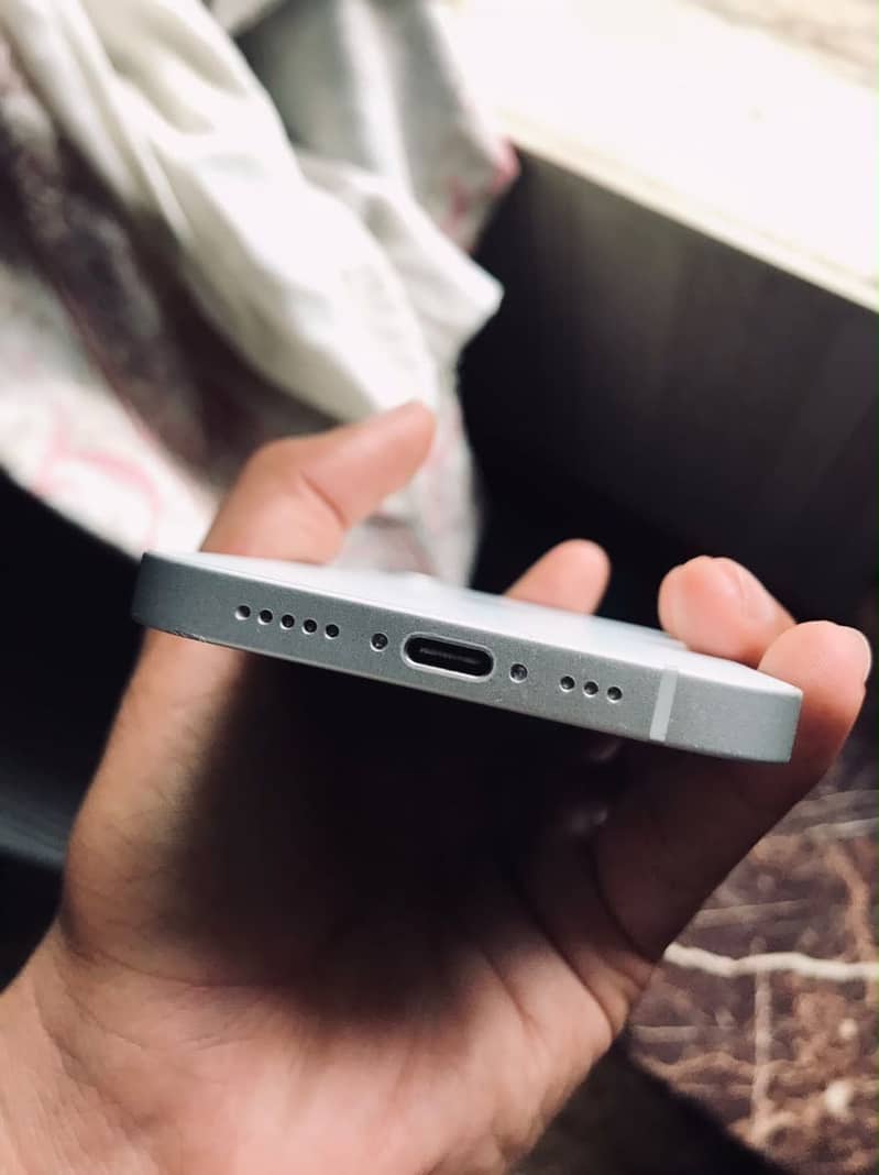 iPhone 16 E 4