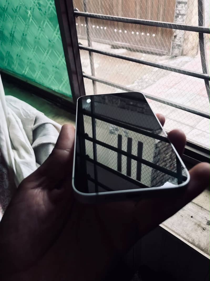iPhone 16 E 5