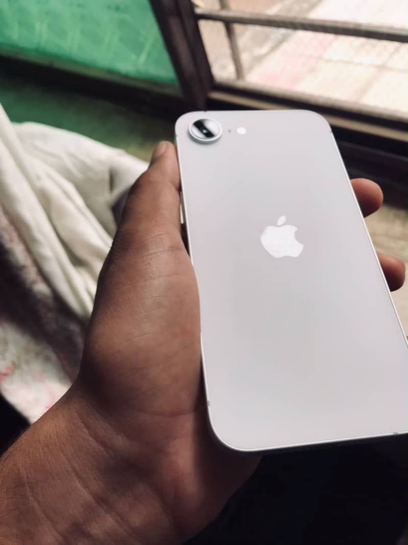 iPhone 16 E 6