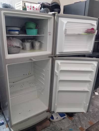 lDawlance Medium Size Refrigerator – Excellent Condition