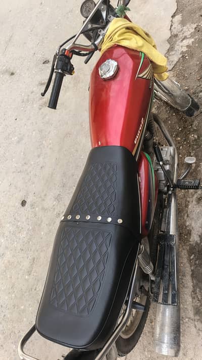 Honda 125 for sale good condition Lahore number