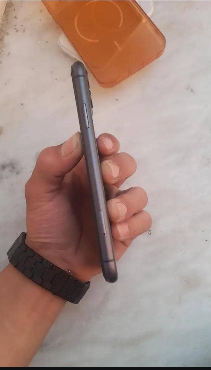 Apple iPhone 11 4