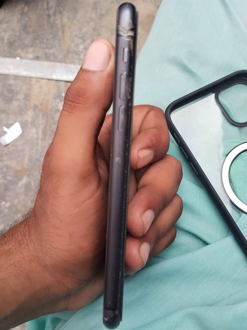 Apple iPhone 11 4