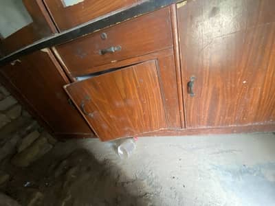 Urgent sale karni ha heavy wooden lagi hoi ha