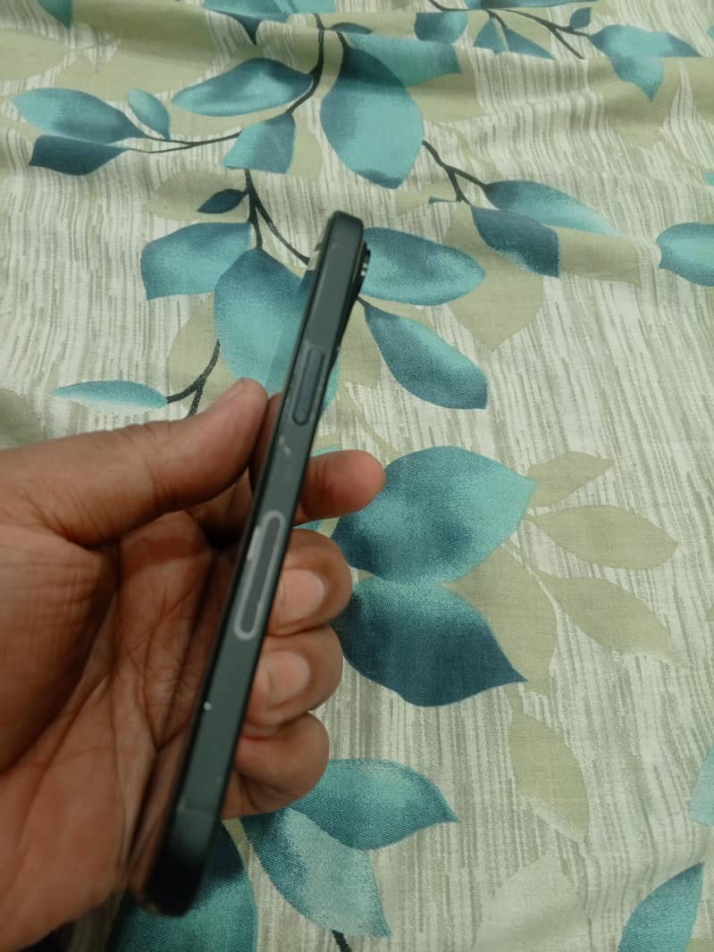 Apple iPhone 15 4