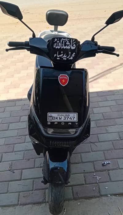 Metro T9 Sport electric scooty