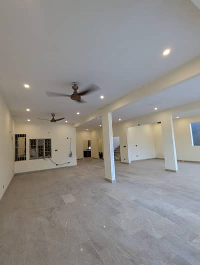 commercial office 240yards on main Abul Hassan ispahani road road