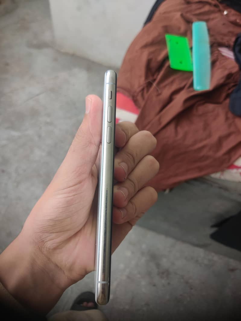 Apple iPhone X 4