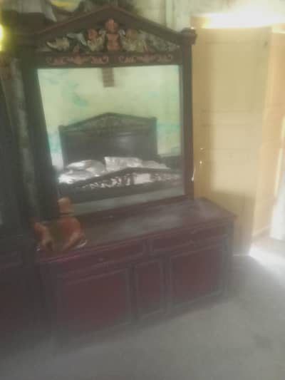 dressing table and almirah