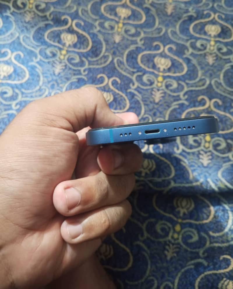 Apple iPhone 13 5