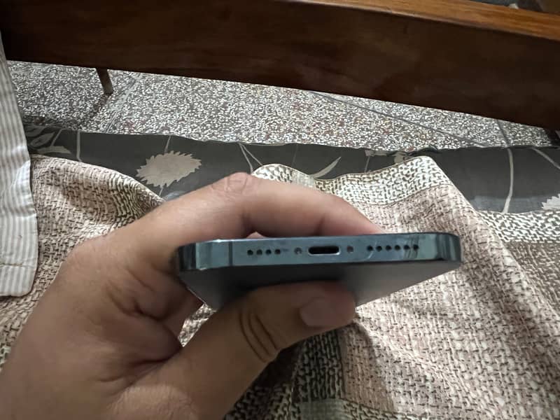 Apple iPhone 12 4