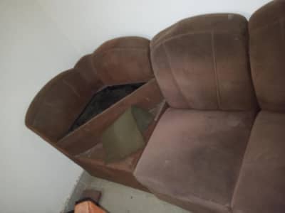 me apni office se sofi sell kr rha ho condition 8/20 h .