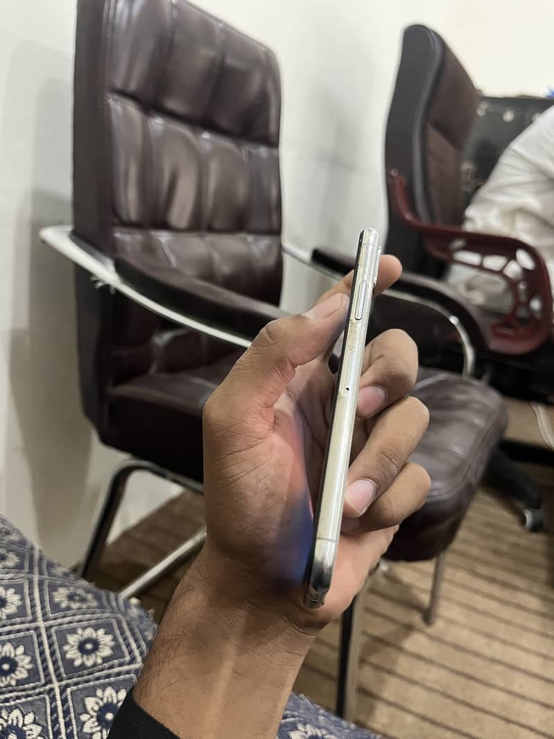 Apple iPhone X 4