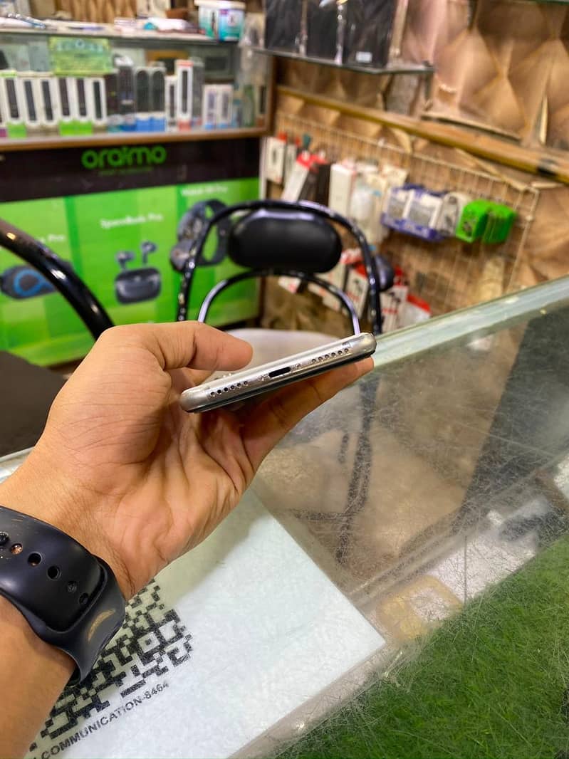 Apple iPhone X 4