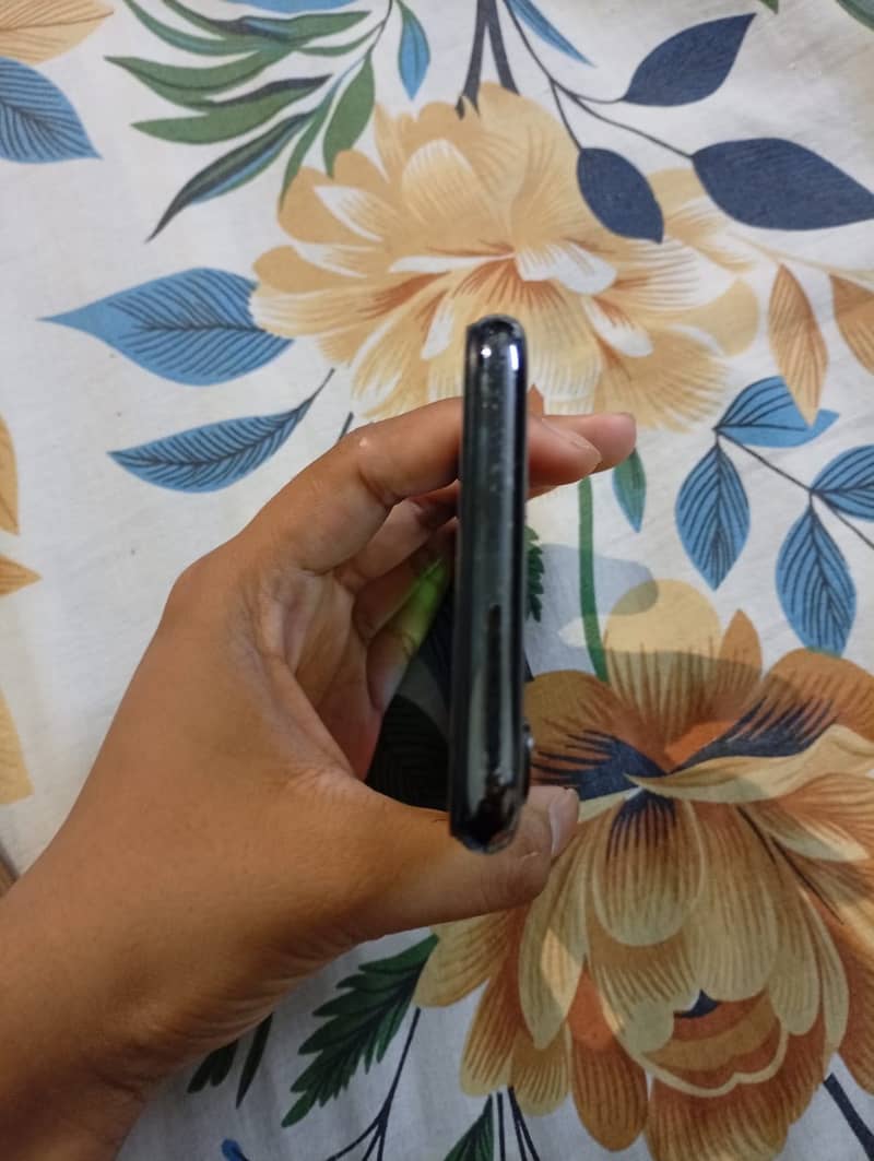 Apple iPhone X 4