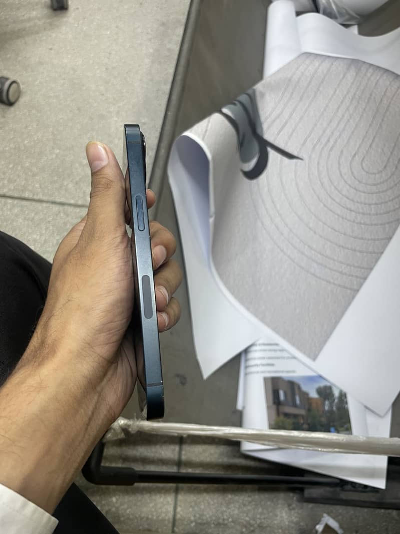 Apple iPhone 13 2