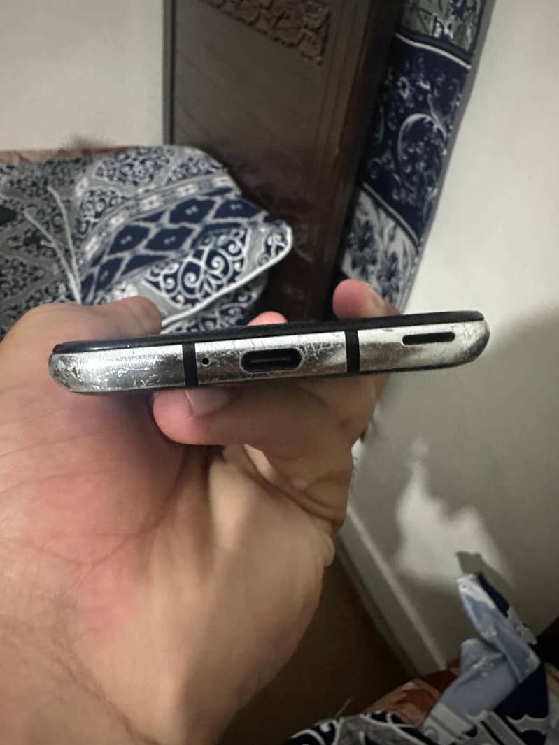 Sharp Aquos R2 3
