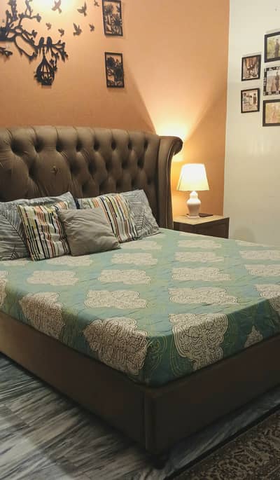 Fully Upholstered complete bed set,including mirron n console ,2 side