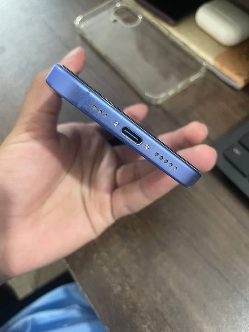 Apple iPhone 16 4