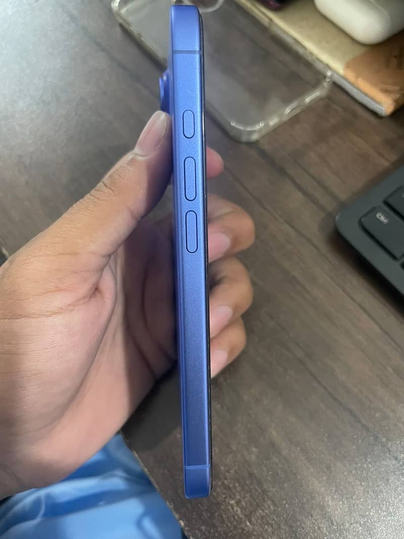 Apple iPhone 16 5