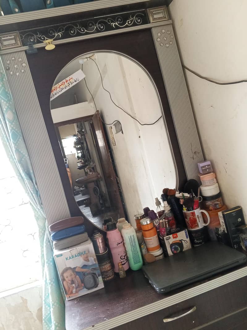 Dressing with storage 0