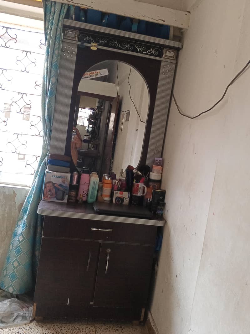 Dressing with storage 1