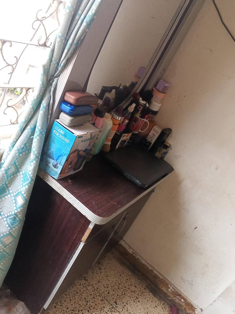 Dressing with storage 3