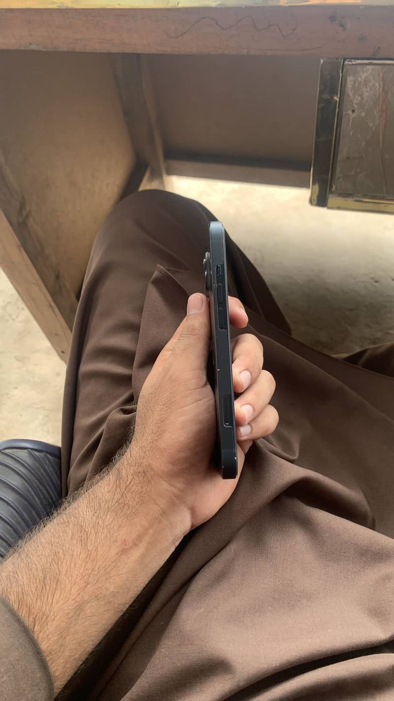 Apple iPhone 13 2