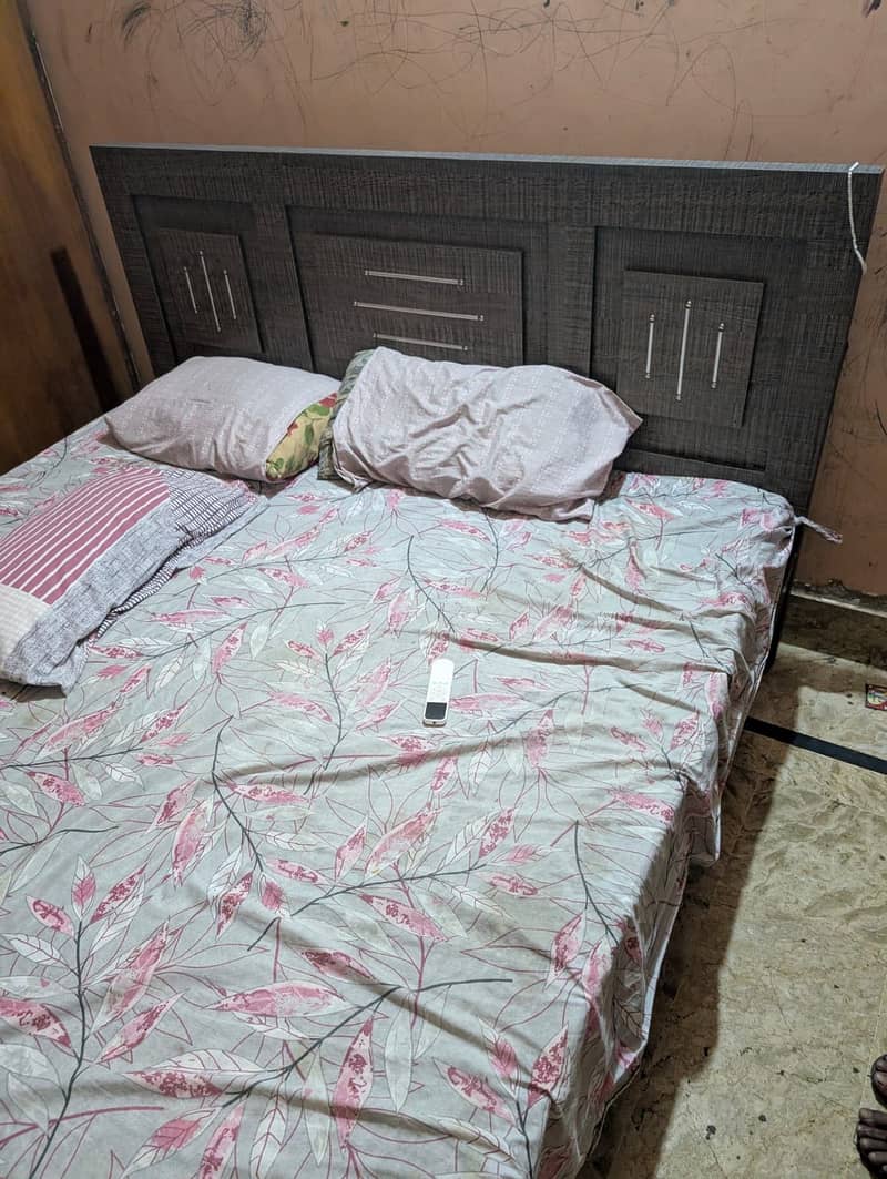 Queen bed set 0