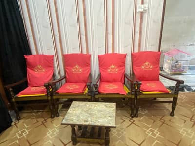 4x wooden chairs and 1x wooden table for sale