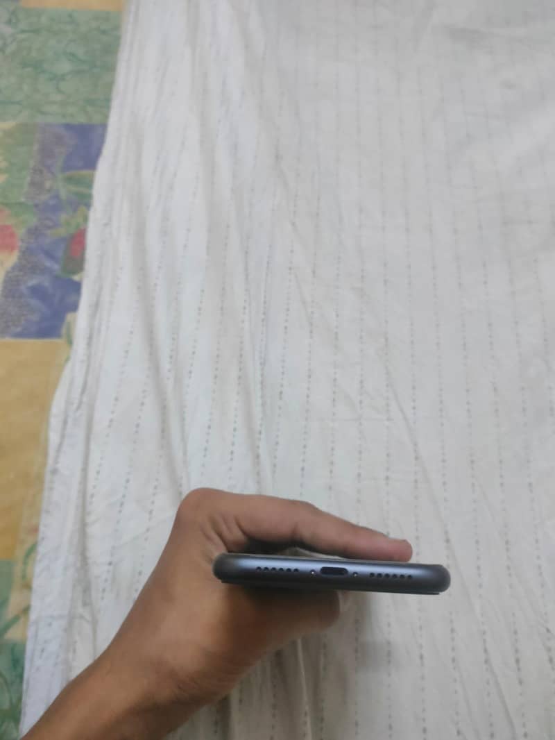 Apple iPhone 11 4