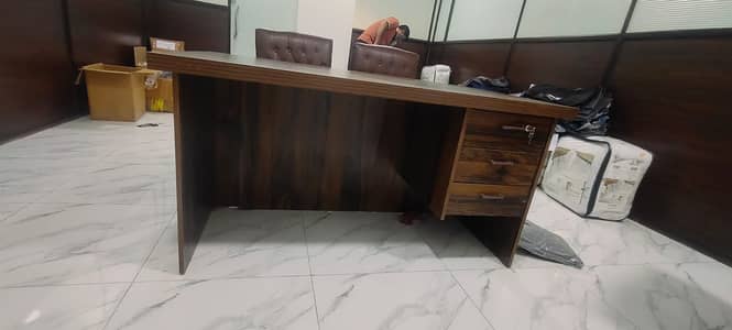 Executive table 1 . Computer Table 1