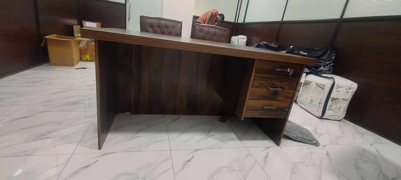 Executive table 1 . Computer Table 1 0