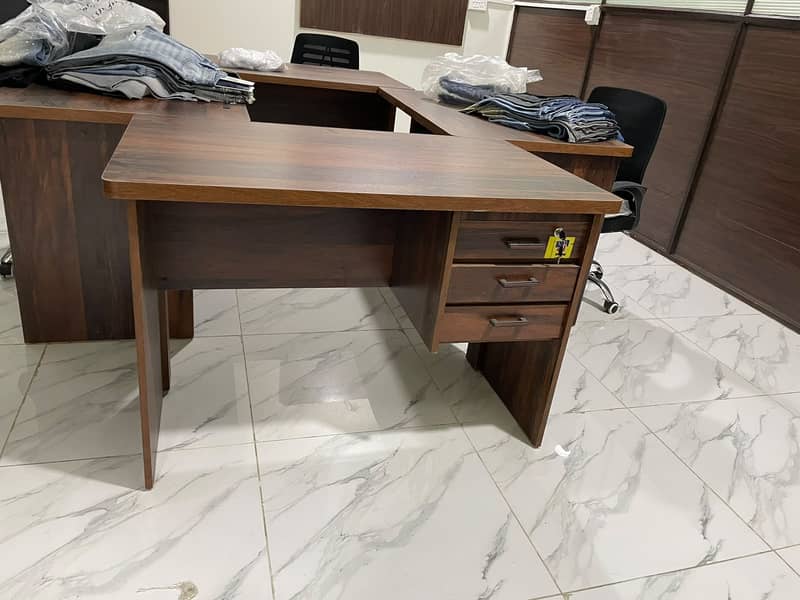 Executive table 1 . Computer Table 1 2