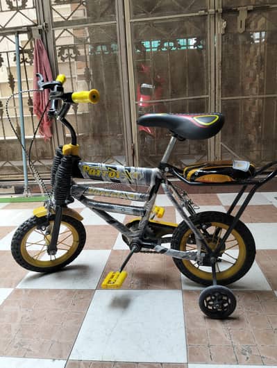 Parrot x Yellow kids cycle Best condition new seat all good