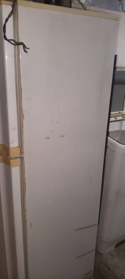 fridge hai pel ki medium sizeworking mei hai