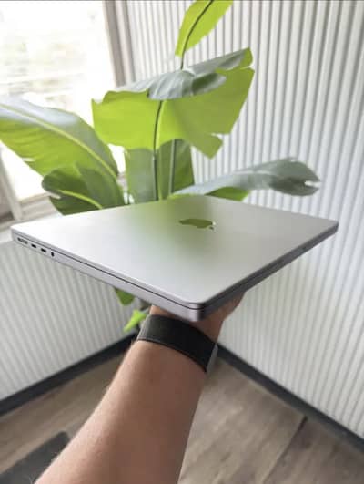 M2 Pro Chip - 16/512- 14.2in Screen