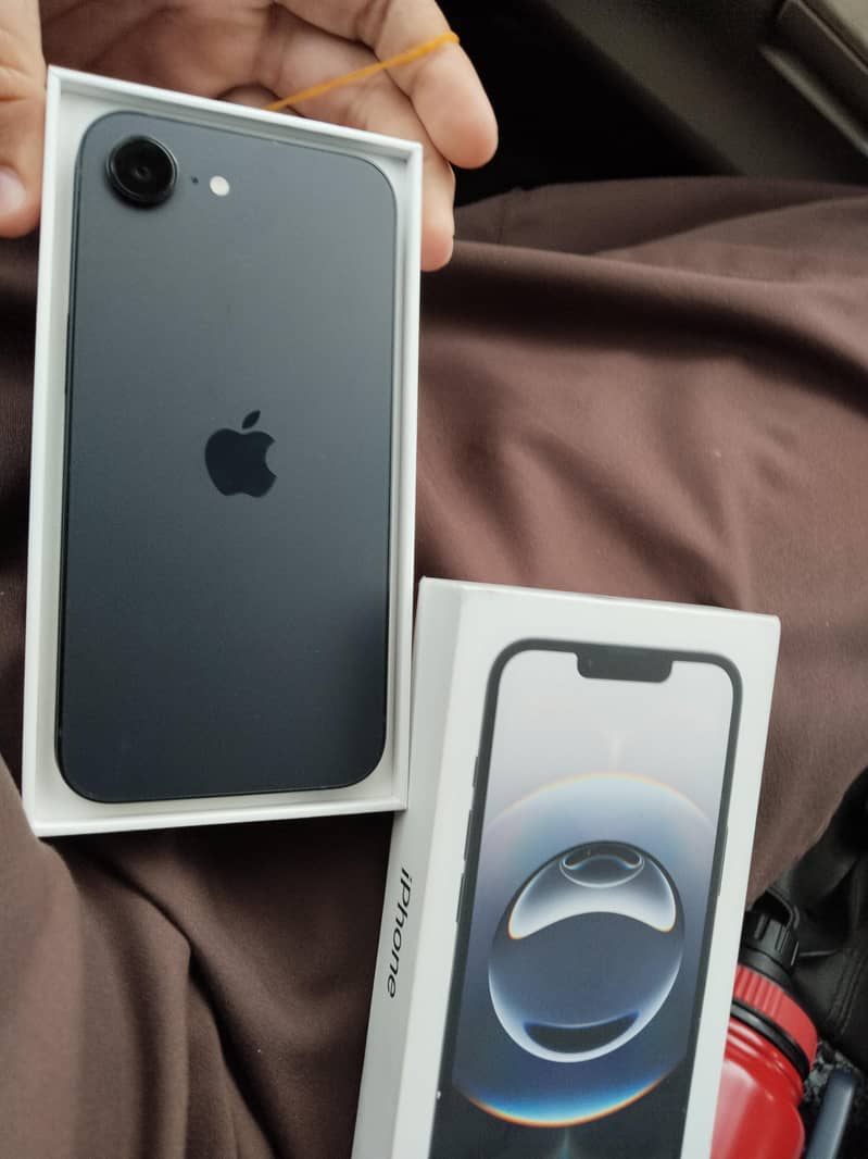 Apple iPhone 16e 0