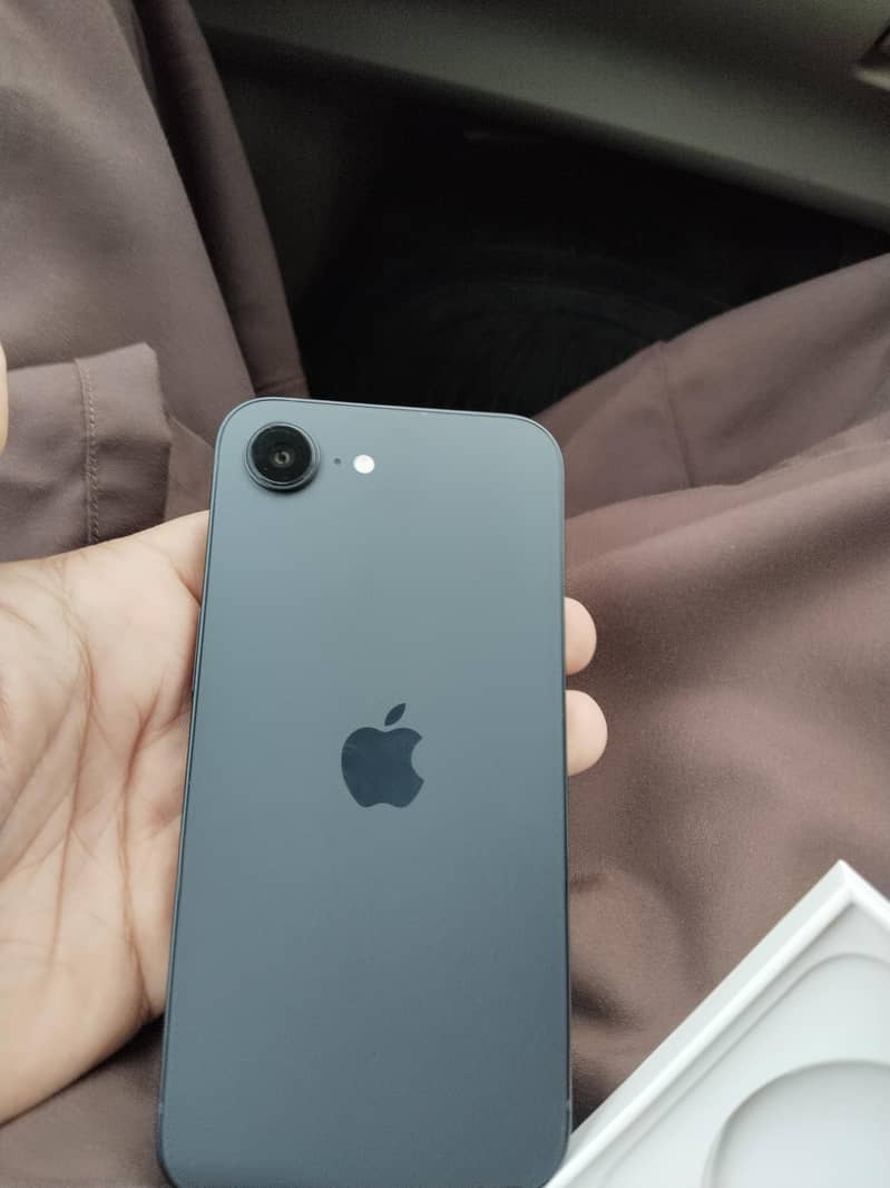 Apple iPhone 16e 3