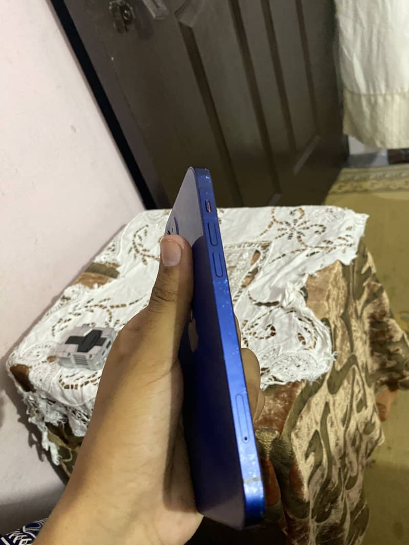 Apple iPhone 12 4